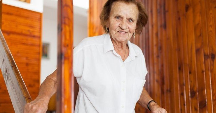 Alerta em casa! Todos os anos, 40% dos idosos com 80 anos ou mais sofrem quedas; saiba como evitar