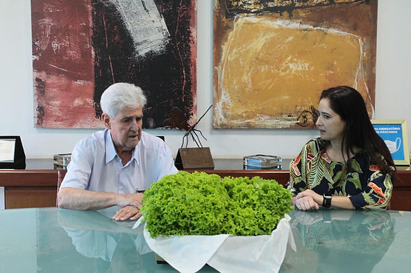 Alface produzida com pó de basalto é apresentada ao prefeito de Uberlândia