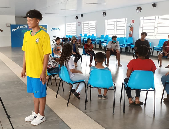 Dedo de Verso estimula crianças e jovens a expressar visões de mundo através da voz
