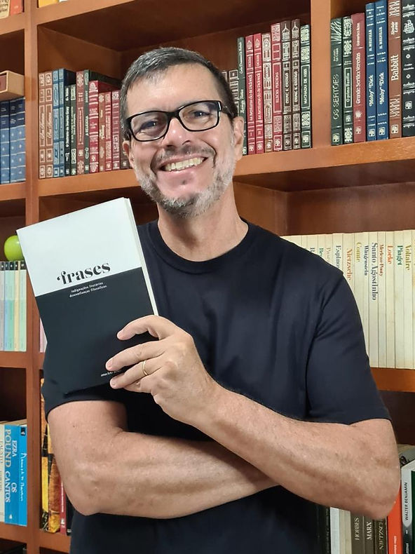 Publicitário mineiro lança livro de frases