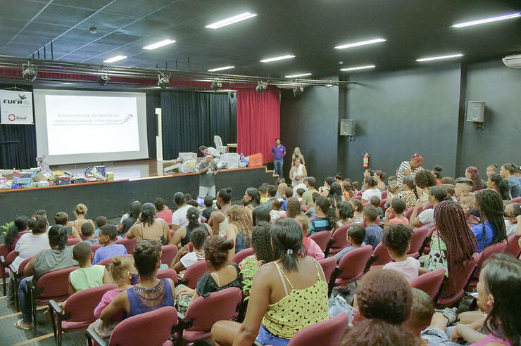 Brasal Incorporações entrega presentes arrecadados e pedidos registrados em cartinhas