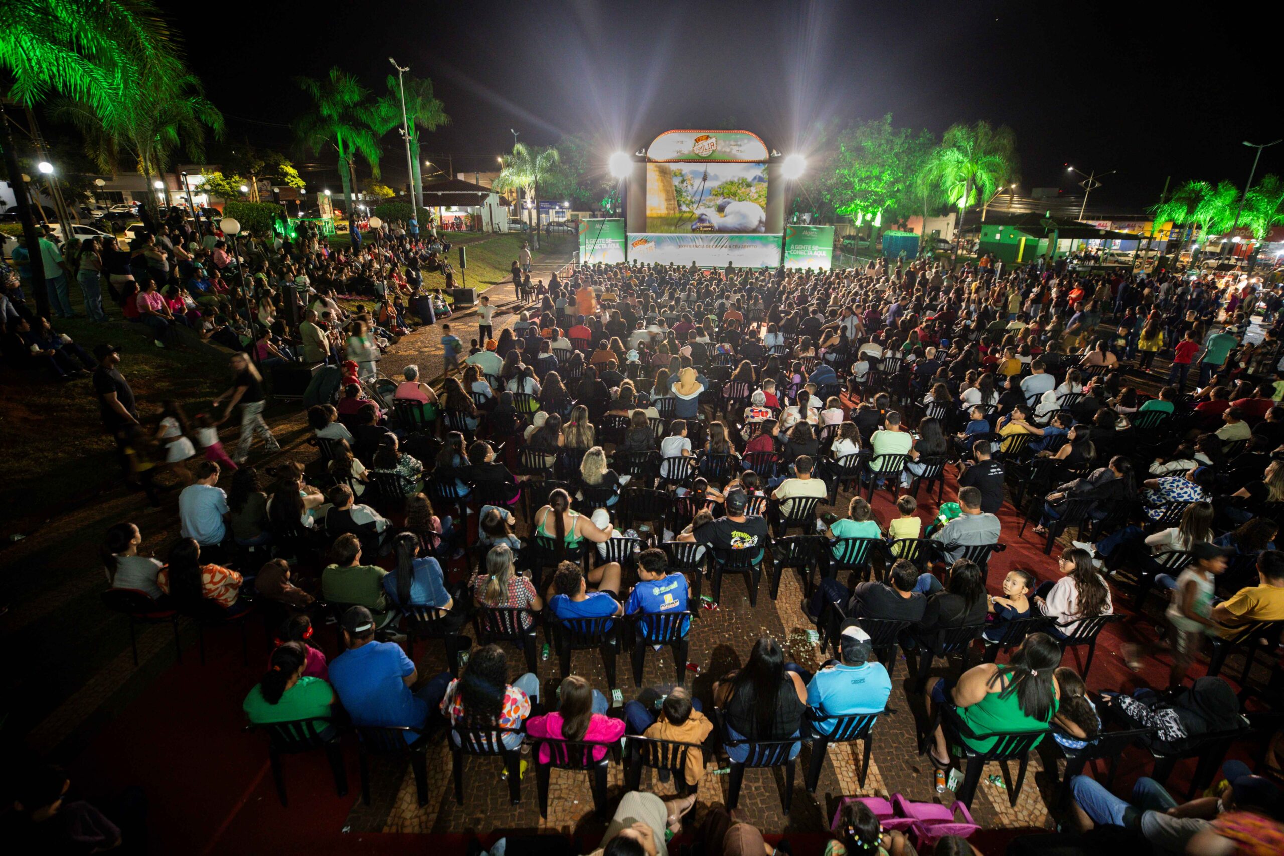 Cine Família na Praça reúne mais de 4.600 pessoas no interior de Minas Gerais