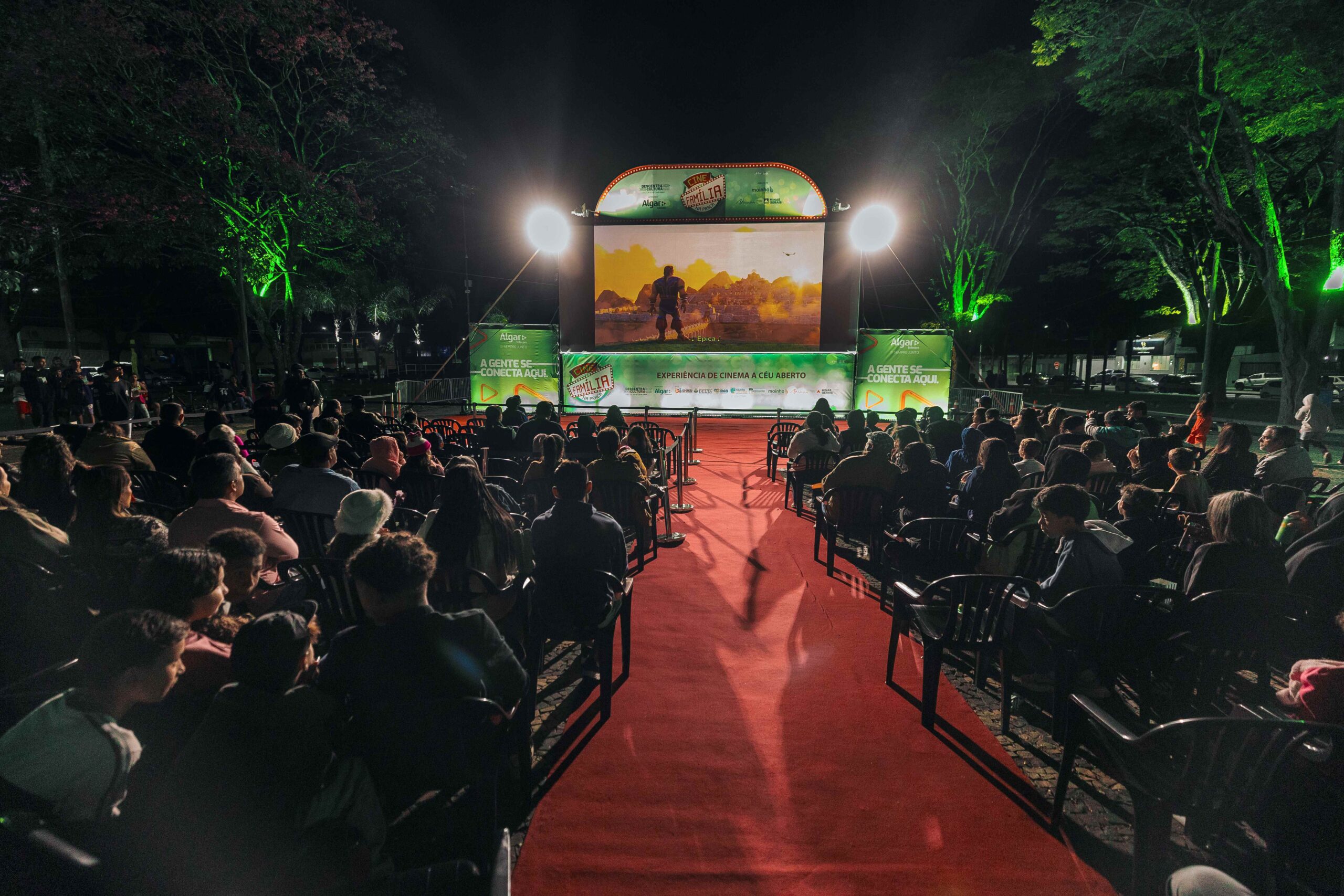 Grande público celebra retorno do Cine Família na Praça em Tupaciguara