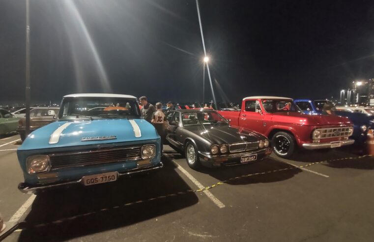 Paixão por carros antigos reúne colecionadores e famílias no Uberlândia Shopping