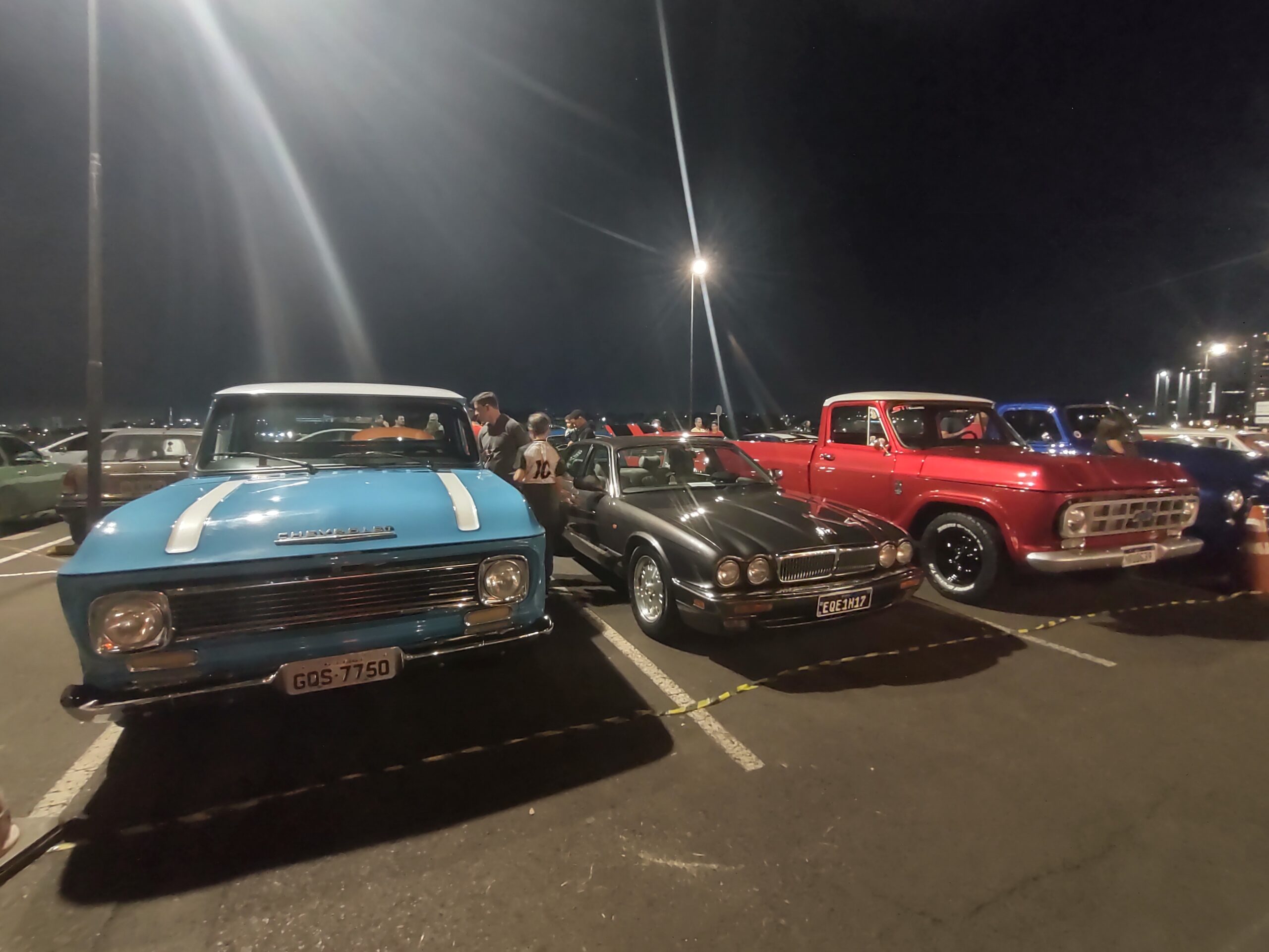 Paixão por carros antigos reúne colecionadores e famílias no Uberlândia Shopping