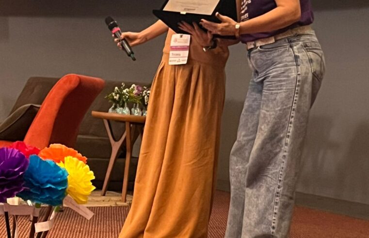 Sara Vargas, presidente da Pontes de Amor, recebe o Prêmio Amigo da Adoção durante o XXVIII ENAPA em Brasília