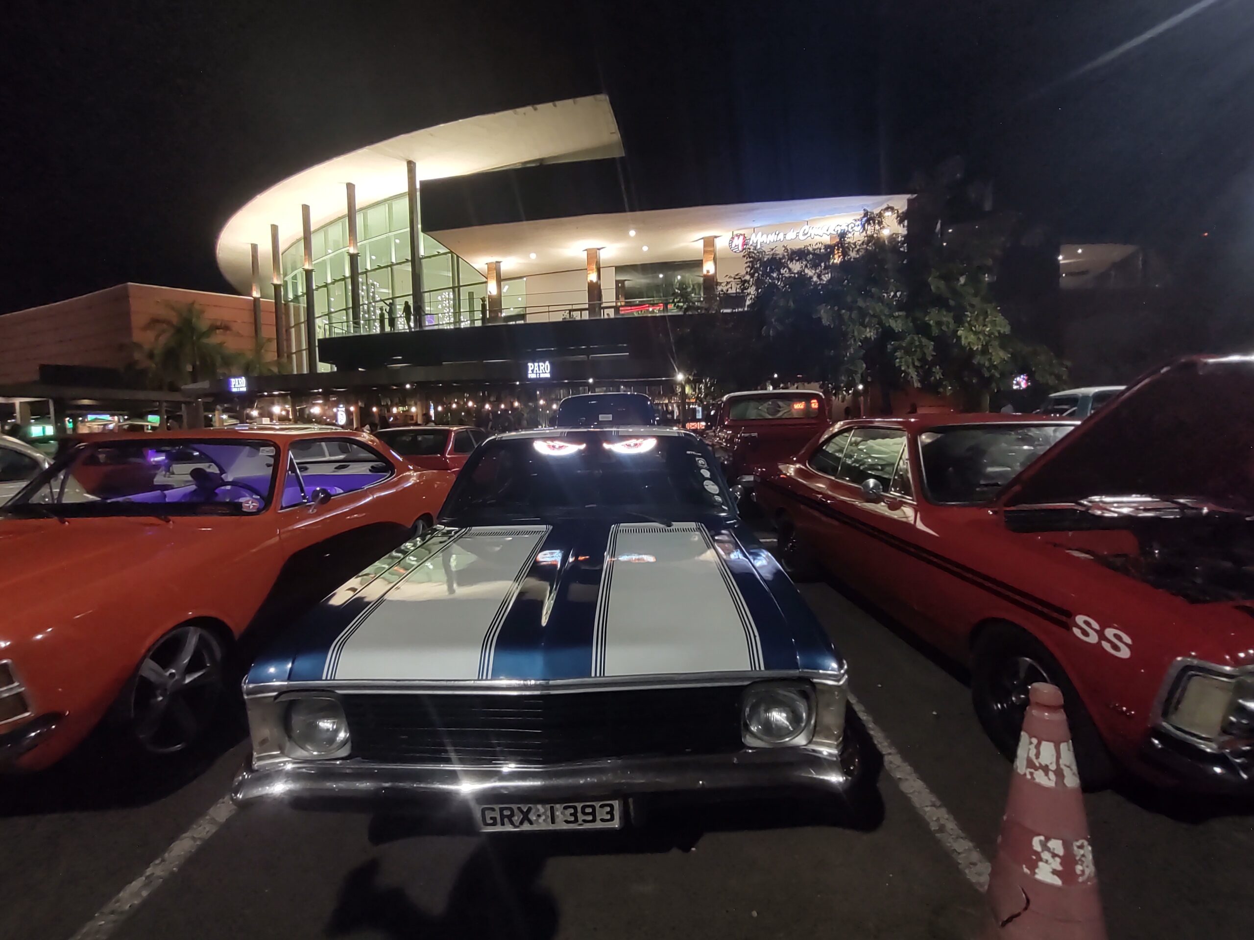 Carros antigos viram atração no Uberlândia Shopping e conectam gerações