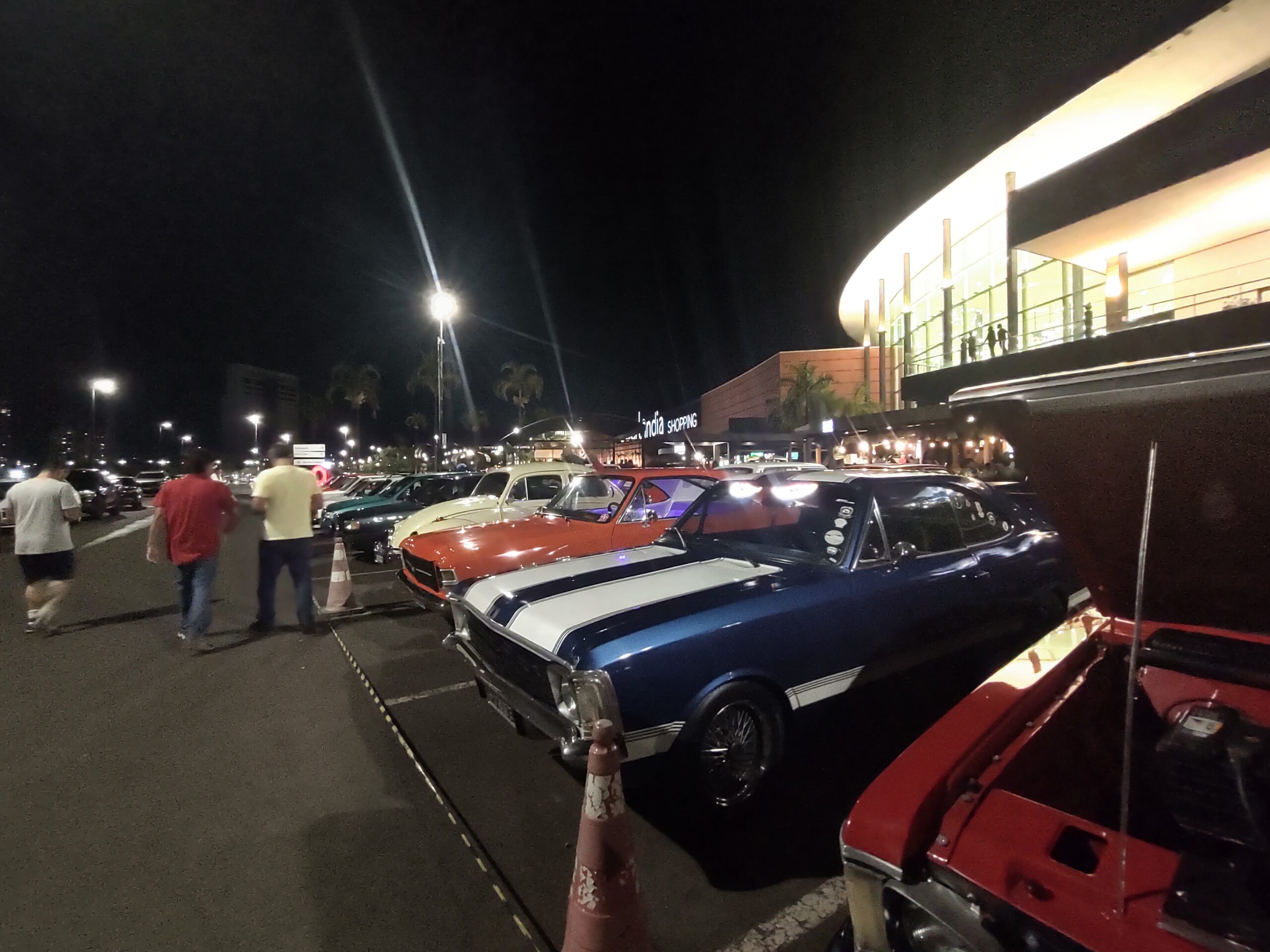 Relíquias sobre rodas marcam o último Encontro de Carros Clássicos de 2025 no Uberlândia Shopping