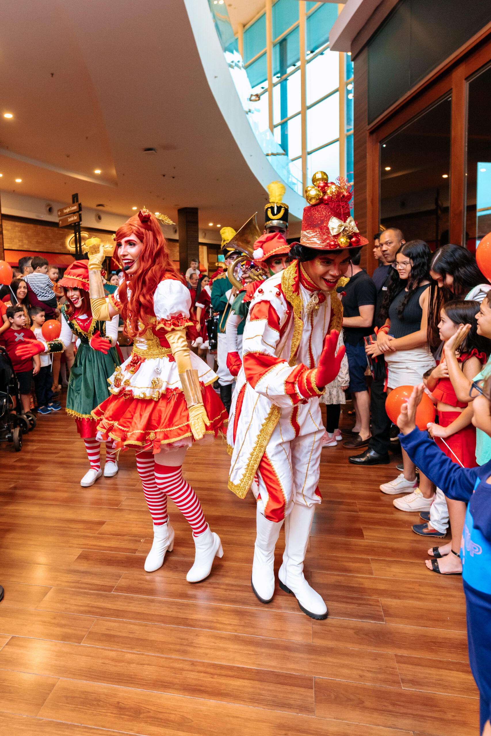 Papai Noel chega ao Natal temático da Patrulha Canina no Uberlândia Shopping com caravana iluminada da Coca-Cola