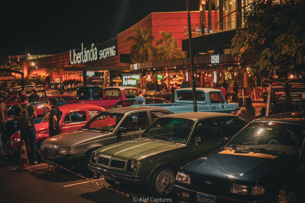Carros clássicos voltam a reunir apaixonados por automobilismo no Uberlândia Shopping