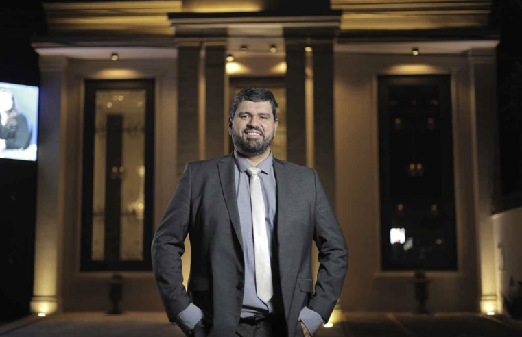 Gustavo Martins – Pioneiro no método FUE de transplante capilar com artigos publicados no livro recentemente lançado, “Tratado Internacional de Transplante Capilar”