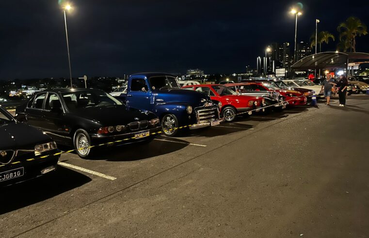 Tradicional encontro reúne modelos antigos e apaixonados por carros no Uberlândia Shopping