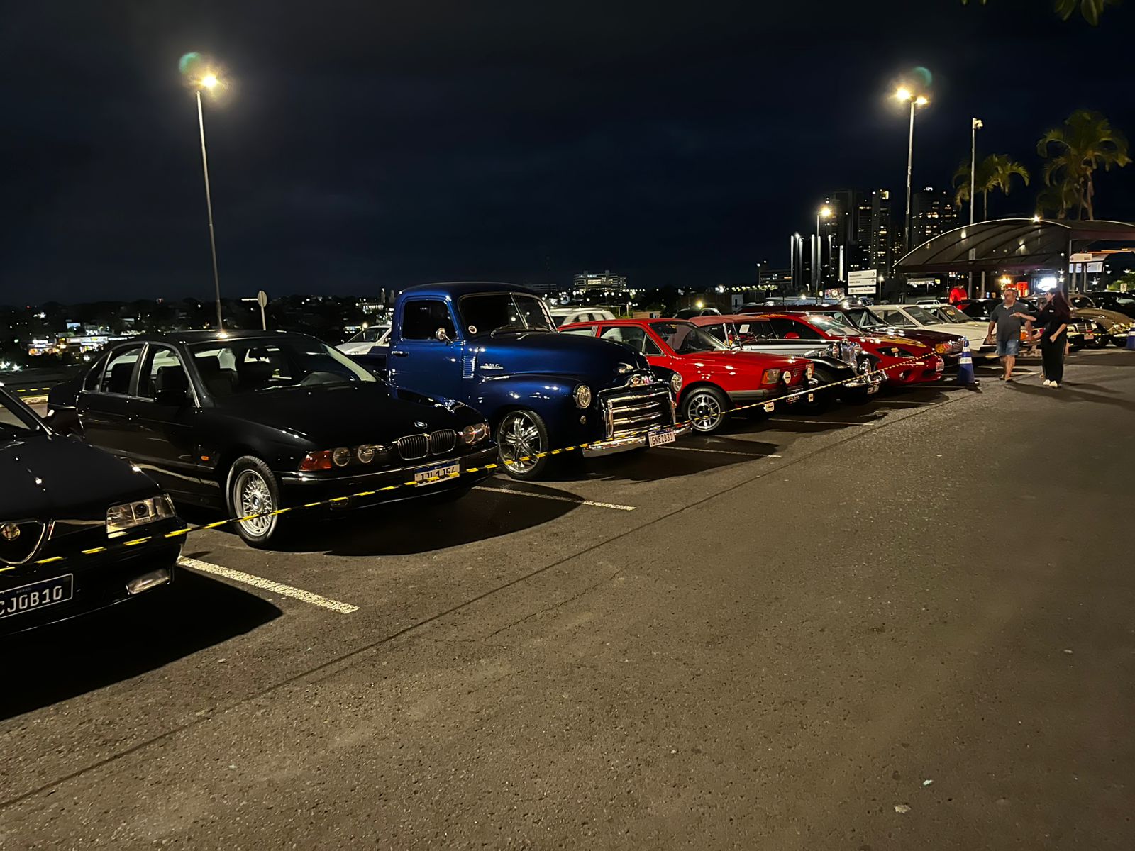 Tradicional encontro reúne modelos antigos e apaixonados por carros no Uberlândia Shopping