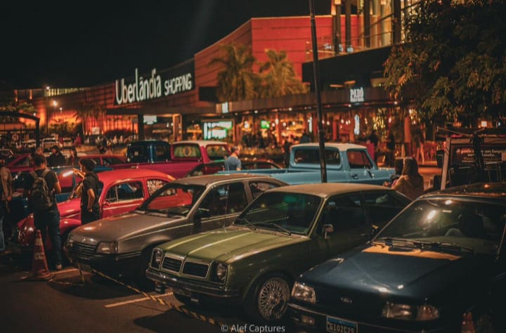 Encontro gratuito de carros antigos movimenta última quinta-feira do mês no Uberlândia Shopping