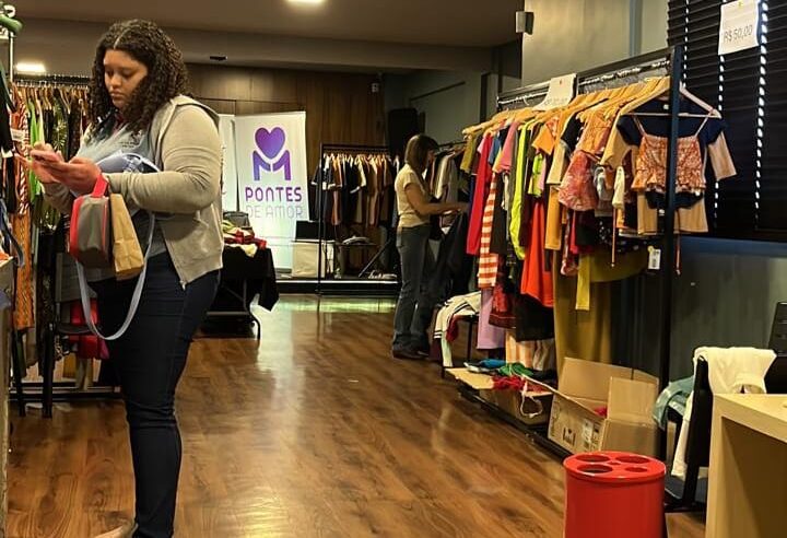 Outlet Pontes de Amor e 3T Showroom transforma compras em apoio a projetos de adoção