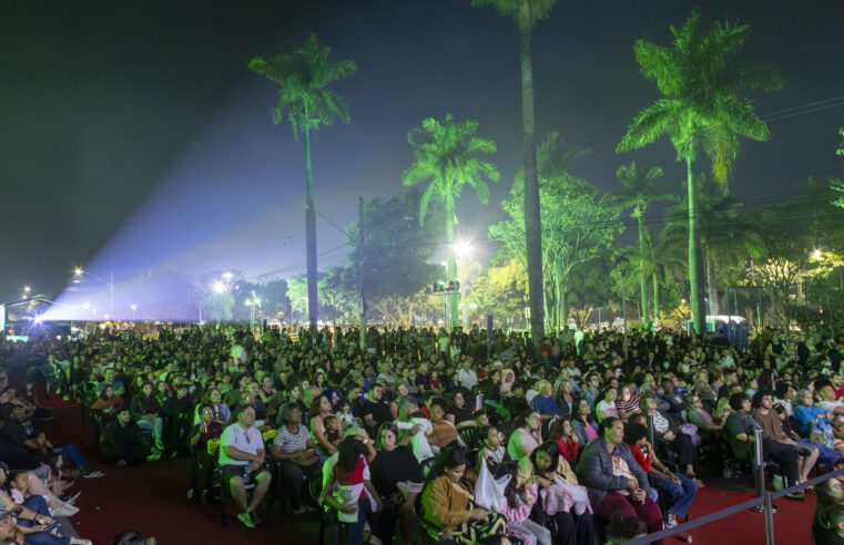 Mais de 1.500 pessoas participam do Cine Família na Praça em Uberaba