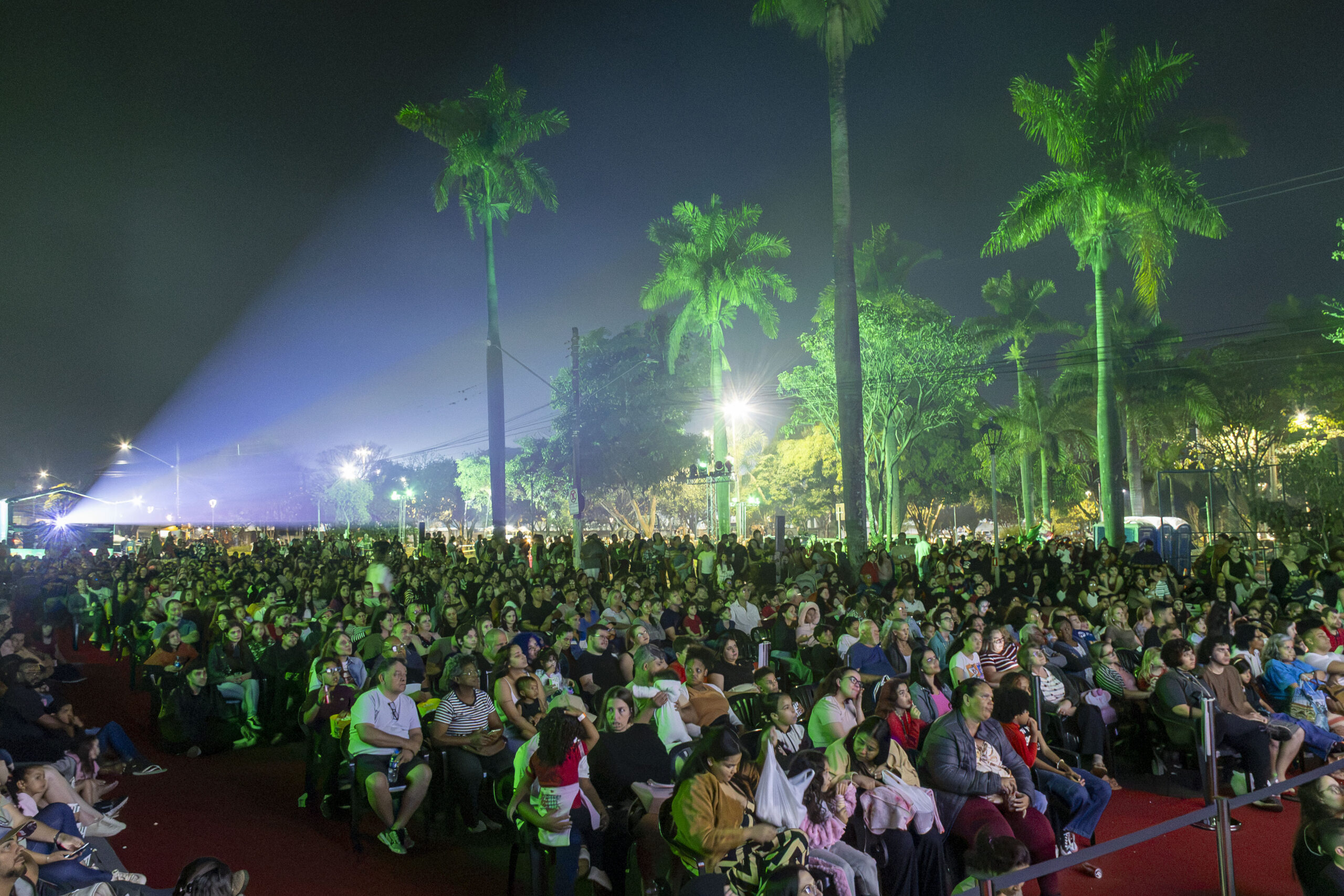 Mais de 1.500 pessoas participam do Cine Família na Praça em Uberaba